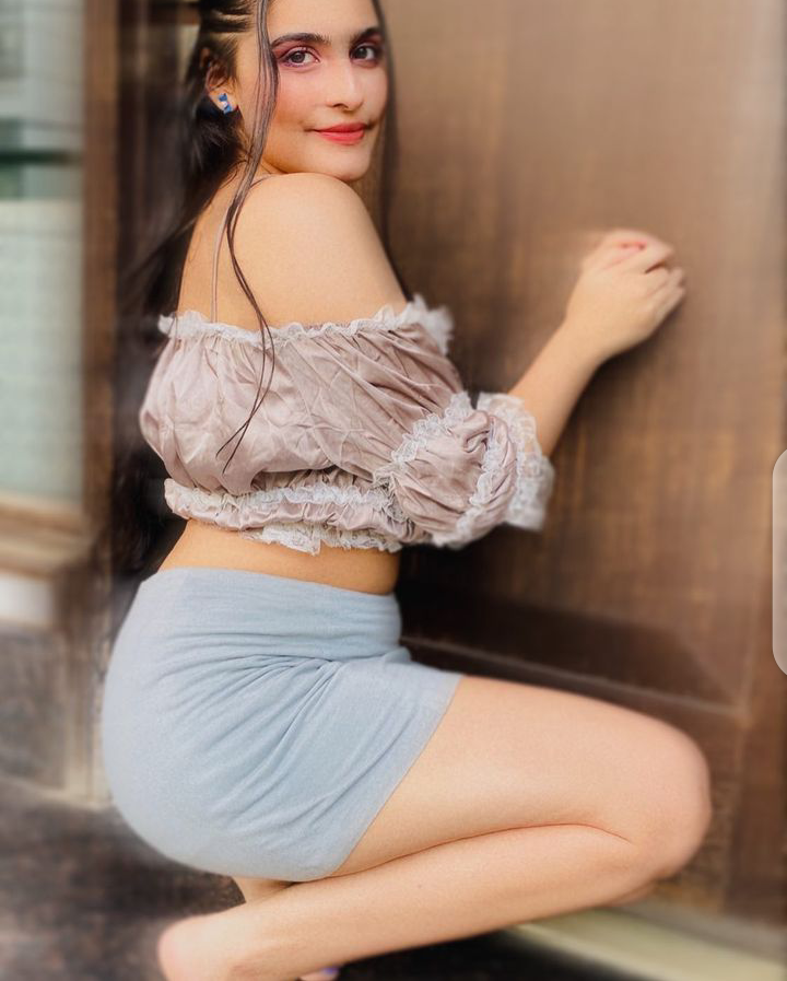 Salina Russian escort girl in Delhi Chanakyapuri